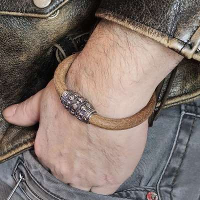 Entdecke die Vielseitigkeit mit unserem anpassbaren Armband, das mit einem Edelstahl Magnetverschluss ausgestattet ist.